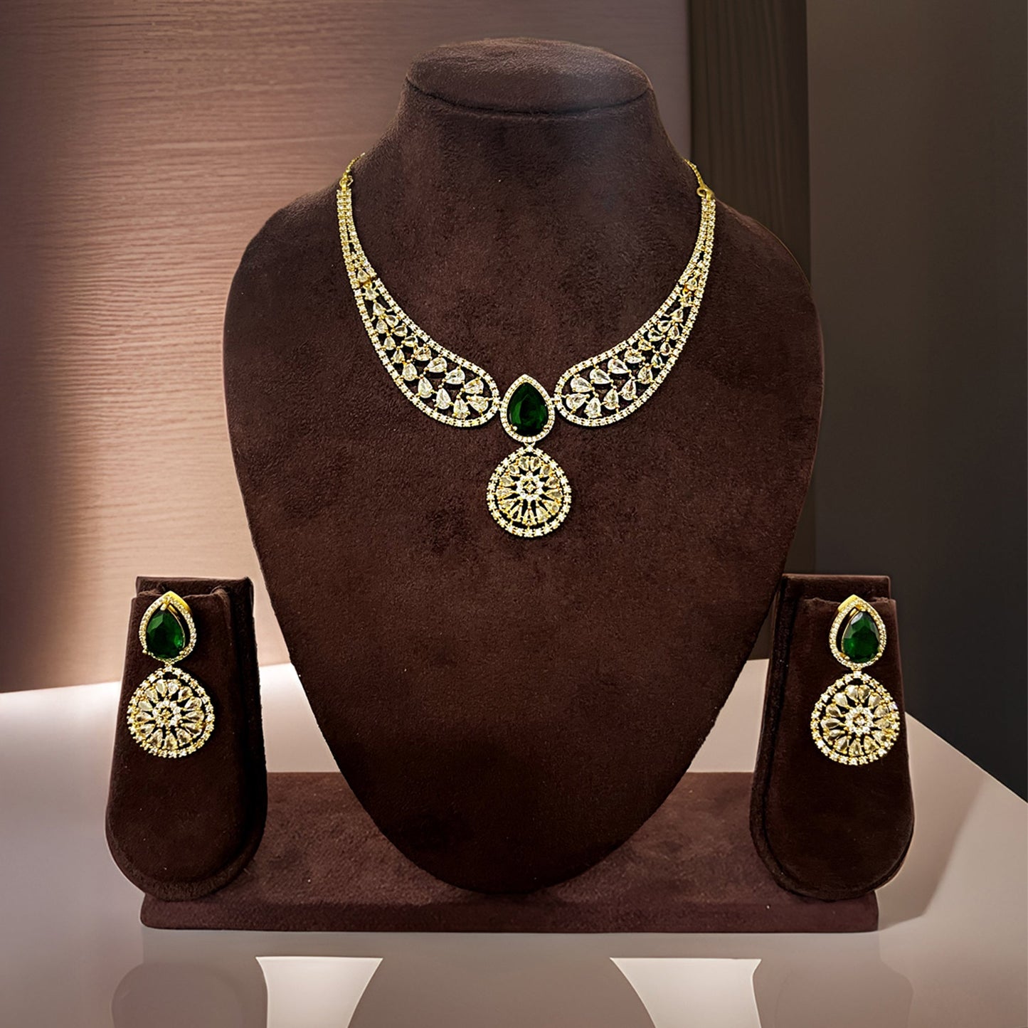 Zoya Emerald Necklace Set