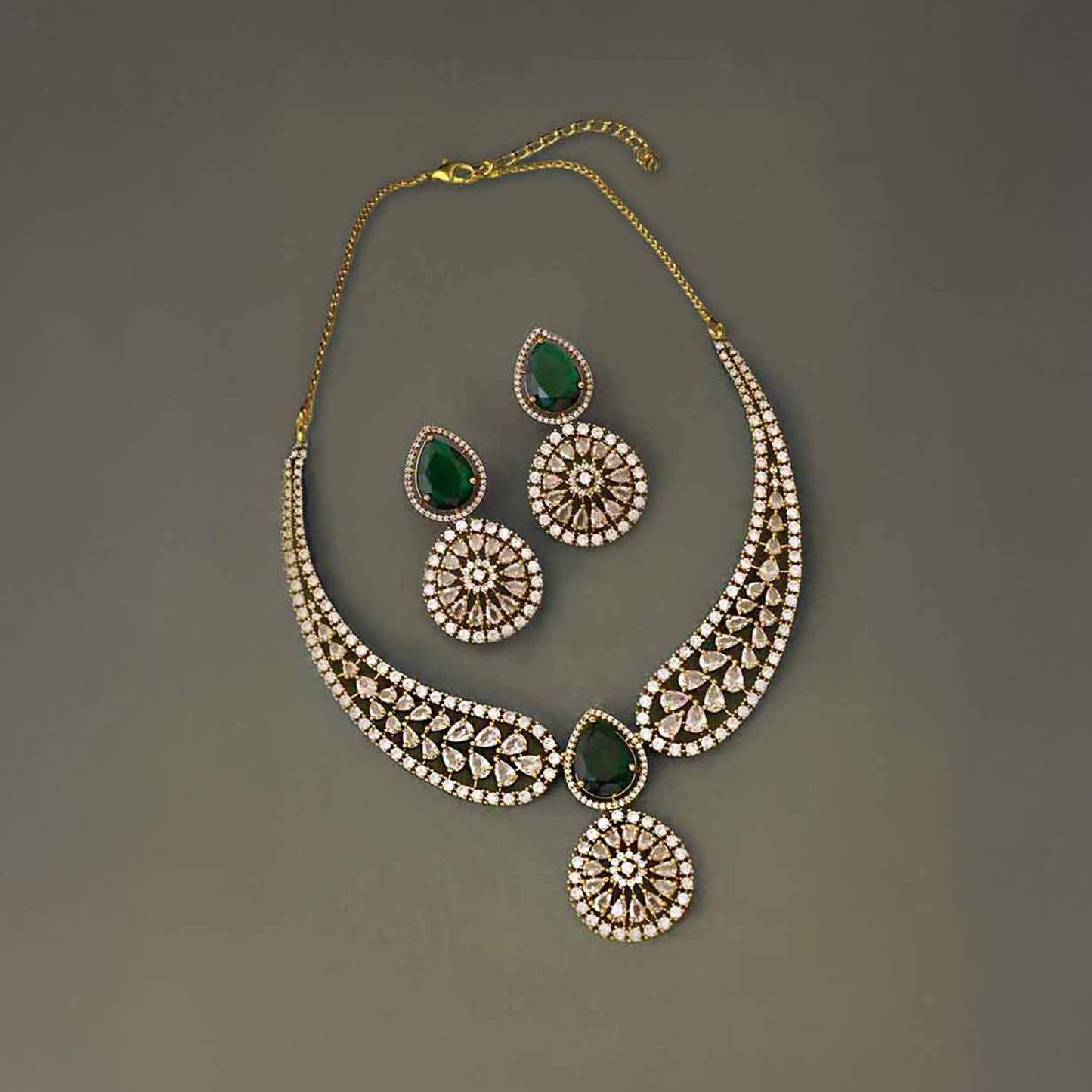 Zoya Emerald Necklace Set